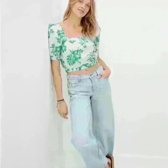 American Eagle Outfitters Tops - American Eagle Tropical Leaf Print Puff Sleeve Crop Top sz small